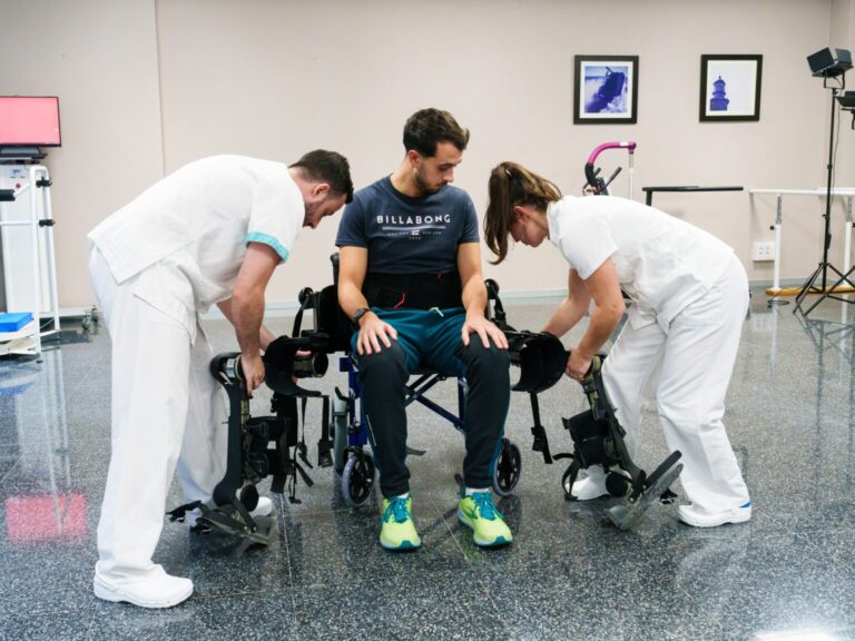 "En neurorrehabilitación robótica trabajamos pensando en la vida real del paciente: que pueda moverse por casa con seguridad y reducir el riesgo de caídas", explica Sara García Delgado